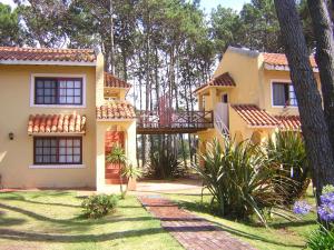 埃斯特角城Pino Dorado的黄色的房子,有门和院子