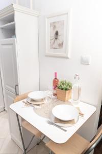 布达佩斯Bakáts Square Luxury Apartment的一张白色的餐桌,上面有两盘盘