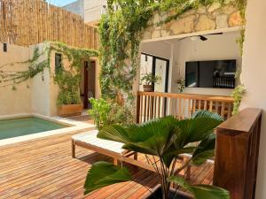 埃斯孔迪多港Casa Ita Surf - Adults Only的一个带长凳和游泳池的庭院