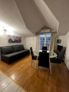 特罗吉尔卡佩塔诺维德诺里公寓的客厅配有玻璃桌和沙发