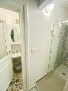 锡拉库扎Ortigia Dreaming的带淋浴和盥洗盆的浴室