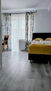 卡尔维亚Solar Bed & Breakfast的一间卧室配有一张床,铺有木地板