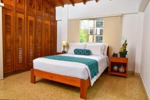 麦德林拉坎帕纳精品酒店的一间卧室设有一张床和一个窗口
