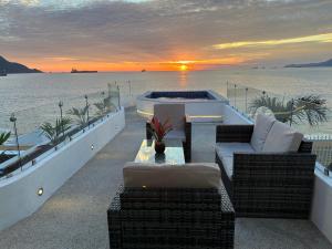 曼萨尼约恒星酒店的日落时在海滩上带热水浴池的天井