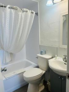 穆斯乔穆斯乔旅程住宿汽车旅馆的白色的浴室设有卫生间和水槽。