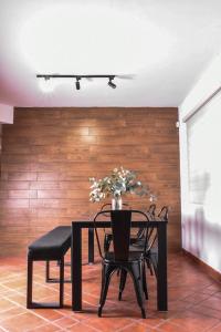 埃莫西约Nomad Casa en la mejor ubicación的一间用餐室,配有黑色的桌子和椅子
