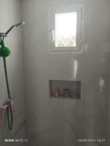 拉巴特Luxury house hay riad familly的带淋浴的浴室和窗户。