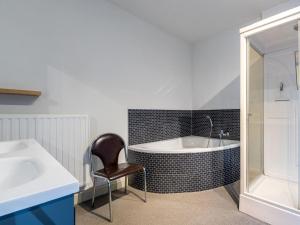 佩尔Het Bruegelhof的带浴缸、椅子和水槽的浴室
