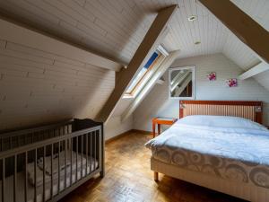 佩尔Het Bruegelhof的阁楼卧室设有床和窗户。