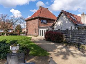 佩尔Het Bruegelhof的砖屋,有栅栏和院子