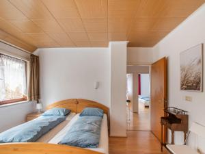 施马伦贝格Kurhaus am Nordenau的一间卧室设有两张床和木制天花板