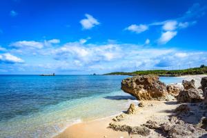 KarimataBlack Diamond 宮古島的阳光明媚的日子里,海滩上拥有岩石和海洋
