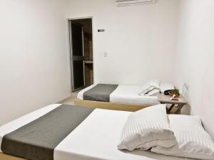 库库塔Hotel Boutique Gao的一间卧室配有两张床和一张桌子