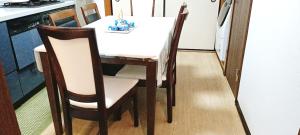 东京池袋至近完全貸切一軒家的餐桌、白色桌子和椅子