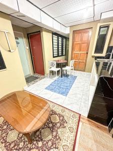 峇六拜Dusun Indah Cottage 3的客厅设有桌子和门