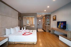 河内河内孟青大酒店的一间卧室配有一张带白色床罩的床