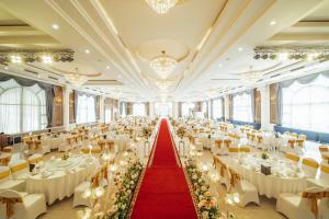 河内河内孟青大酒店的一个带白色桌椅的大型宴会厅