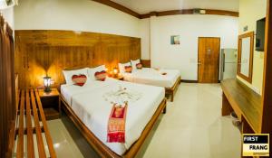 通萨拉First and Frang Hotel - Koh Phangan的两张床位 - 带两张西德西德西德西德床