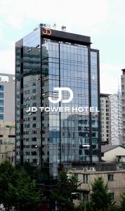 首尔JD Tower Hotel的上面有jd转动器组标志的建筑