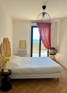 阿雅克修T2 Ajaccio vue mer的一间卧室设有一张床和一个大窗户