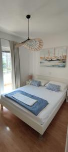 特罗吉尔卡佩塔诺维德诺里公寓的一间卧室配有一张带蓝色毯子的床