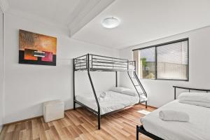 特里格尔Spacious Modern Apartment with Breathtaking Views的一间卧室设有两张双层床和一扇窗户。