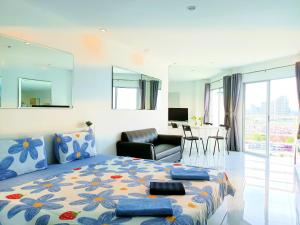 乔木提恩海滩Sea View Beachfront Condos Pattaya Jomtien Beach的一间卧室设有一张床和一间客厅。