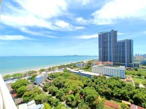 乔木提恩海滩Sea View Beachfront Condos Pattaya Jomtien Beach的享有高楼和大海的城市美景
