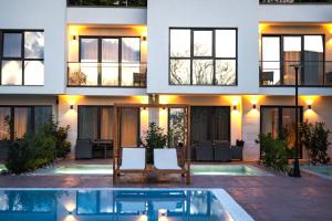 桑丹斯基Medite Spa Resort and Villas的一座房子前面设有游泳池