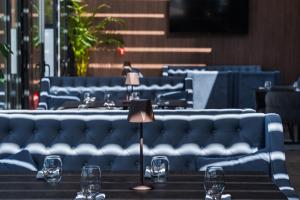 桑丹斯基Medite Spa Resort and Villas的一张桌子、酒杯和蓝色的沙发