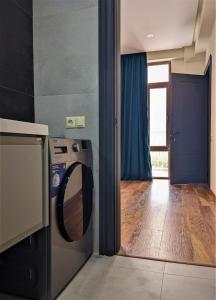 卡兹贝吉Milky Way的厨房配有洗衣机和窗户。