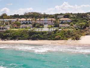 卢特拉基利尼斯Mandola Rosa Grecotel Boutique Resort的享有海滩空中美景,设有房屋