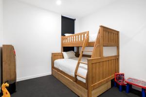 布里斯班Convenient 2-Bed Apartment with Panoramic Views的一间卧室配有带梯子的双层床