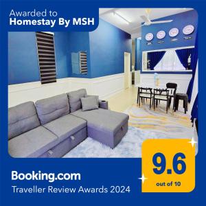斯里伊斯兰德Homestay By MSH的带沙发的客厅和用餐室