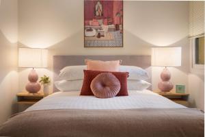 悉尼Cosy 2-Bed Apartment in the Heart of Strathfield的一间卧室配有一张大床和两盏灯