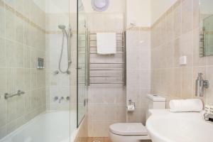 悉尼Cosy 2-Bed Apartment in the Heart of Strathfield的带淋浴、卫生间和盥洗盆的浴室