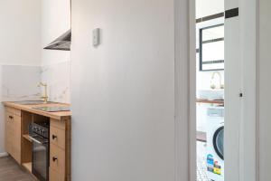 悉尼Central 2-Bed Apartment with Private Parking的白色的厨房配有洗衣机和烘干机