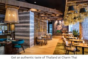 迪拜Crowne Plaza Dubai Marina, an IHG Hotel的供应正宗泰国风味的Chantarhtar餐厅