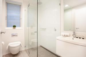 悉尼Spacious 3-Bed Family House with Courtyard的白色的浴室设有卫生间和水槽。