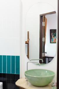 清迈清迈萱格旅馆的一间带绿色水槽和镜子的浴室