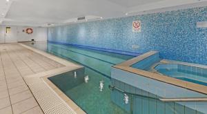悉尼Central 1-Bed with Parking, Pool, Sauna & Gym的大房间的一个大型游泳池