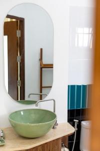 清迈清迈萱格旅馆的浴室的镜子柜台上有一个绿色的碗