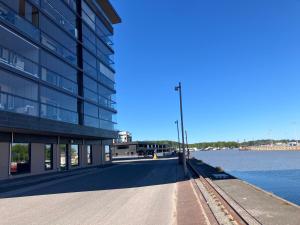 图尔库Seaside Lux的靠近水体的大建筑
