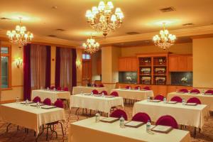 阿塔斯卡德罗卡尔顿酒店的用餐室配有桌椅和吊灯。