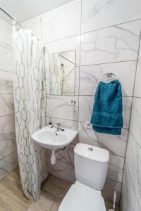 LautereRUNČI的白色的浴室设有卫生间和水槽。