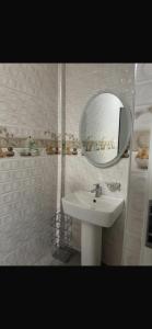 AdiebabaBAFFOUR APARTMENTS的白色的浴室设有水槽和镜子