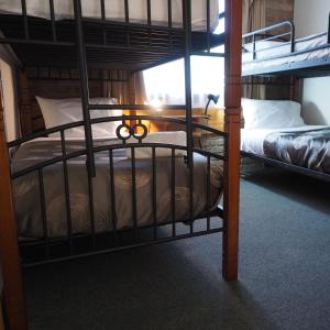 伯尔尼伯尼海景房车公园汽车旅馆的一间卧室配有两张双层床和一张书桌
