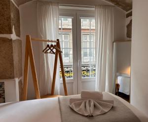 里斯本262 Baixa Guesthouse的一间卧室设有一张床和一个大窗户