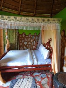 卡巴莱Paradise Eco-Hub的天蓬客房的一张床位