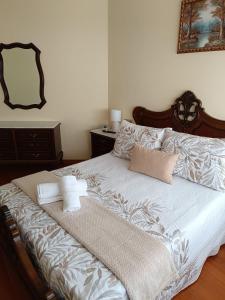 萨里亚Baixo a Lua Rooming的一间卧室配有一张床,上面有两条毛巾